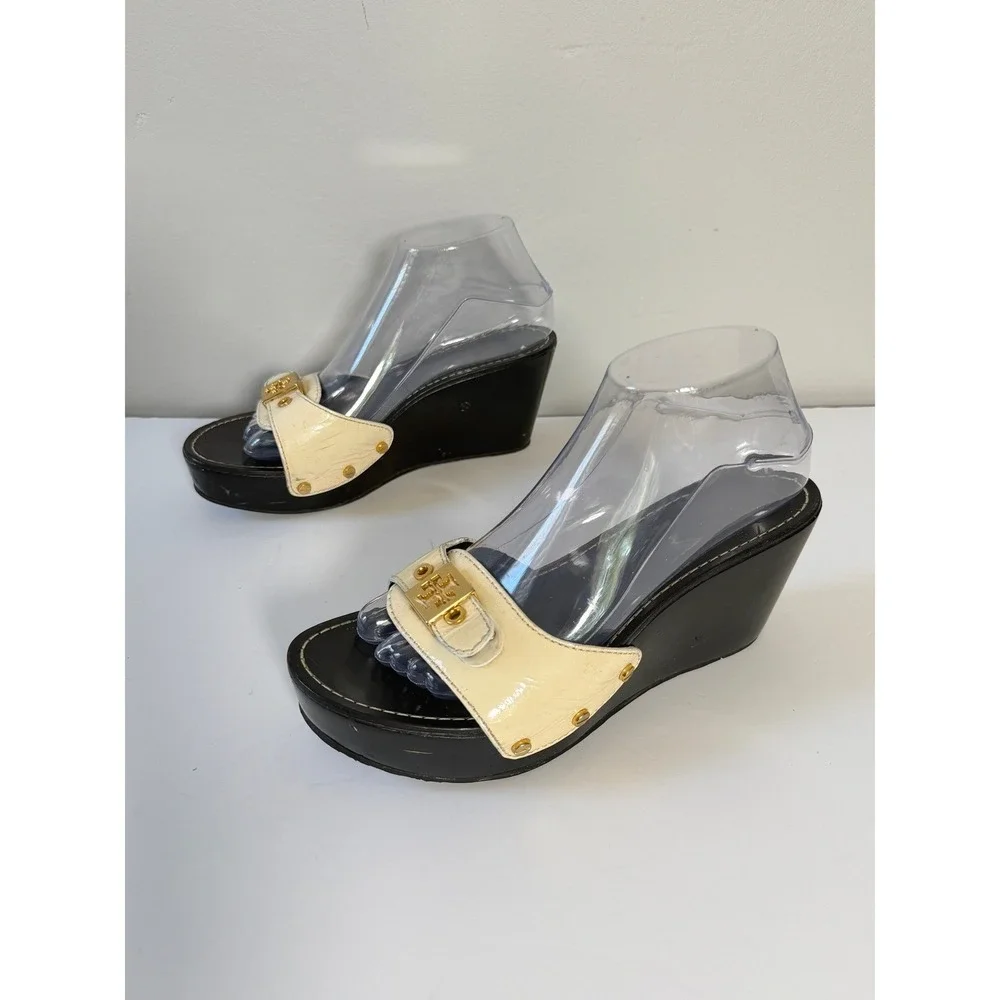 Tory Burch Rosie Platform Wedge Sandals 8 Cream Patent Black Logo Studded Slide